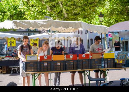 Strasbourg, France - 29 juillet 2017: Cinq personnes regardant le marché aux puces d'époque achetant des bandes dessinées et des articles de collection de musique de vinyle par une chaude journée d'été Banque D'Images