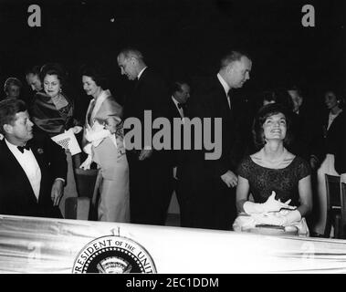 Deuxième Salute inaugurale au dîner du Président, 7:30. Le président John F. Kennedy (à l'extrême gauche) et la première dame Jacqueline Kennedy (à droite) sont assis dans la boîte présidentielle lors de la deuxième salutation inaugurale du président, commémorant le deuxième anniversaire de l'investiture du président Kennedyu0027s. En arrière-plan, (G-D): Femme non identifiée; sénateur Mike Mansfield du Montana (partiellement cachée); femme non identifiée; Lady Bird Johnson; vice-présidente Lyndon B. Johnson; non identifiée (à l'arrière-plan); Bedford S. Wynne, président du Salute inaugural; représentant Carl Albert de l'Oklahoma (partiellement cachée) Banque D'Images