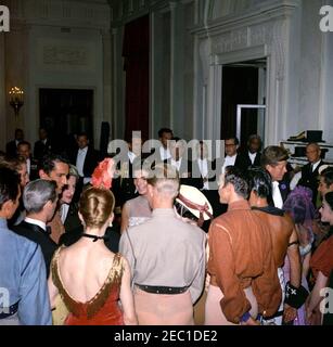 Dîner en l'honneur de Fu00e9lix Houphouu00ebt-Boigny, Président de la Côte d'Ivoire, 8:00. Le président John F. Kennedy (à droite) et la première dame Jacqueline Kennedy (au centre à gauche) visite avec des membres du Ballet-théâtre américain (ABT) après leur production du ballet Aaron Coplandu2019s, u201cBilly the Kid,u201d a joué dans le cadre d'un dîner en l'honneur du président de la Côte d'Ivoire, Fu00e9lix Houphou00ebt-Boigny. Les acteurs et les membres d'équipage représentés sur la photo incluent : le maître de ballet, Fernand Nault; les interprètes, Sallie Wilson, Richard Englund, Gage Bush, John Kriza et Ruth Ann Koesun. Également en photo : Maison blanche po Banque D'Images