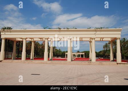 Colonnades décoratives dans le parc de la rivière Turia à Valence, Espagne Banque D'Images