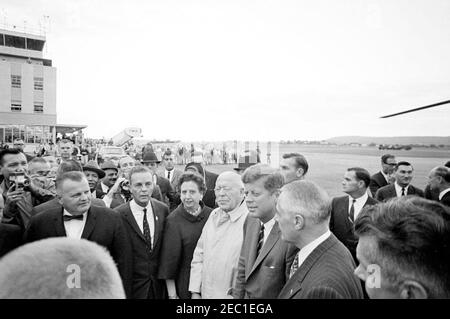 Voyage de campagne en Pennsylvanie. Le président John F. Kennedy visite des responsables de Pennsylvanie après son arrivée à l'aéroport d'Harrisburg-York à New Cumberland, en Pennsylvanie, au cours d'une campagne du Congrès. En premier plan (G-D) : Stephen McCann, représentant de l'État de Pennsylvanie; Joseph S. Clark (Pennsylvanie); Geneviève Blatt, secrétaire aux Affaires intérieures de Pennsylvanie; David L. Lawrence, gouverneur de Pennsylvanie; Kennedy; candidat du gouverneur de Pennsylvanie et ancien maire de Philadelphie, Richardson Dilworth. Également en photo : journaliste politique de Washington f Banque D'Images