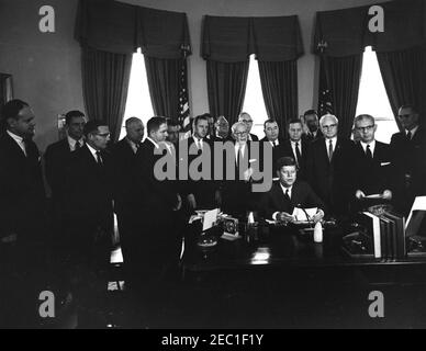 Signature du projet de loi - S. 1991 Loi publique 415, développement de la main-d'oeuvre u0026 Loi sur la formation, 10:31AM. Le président John F. Kennedy (assis à son bureau) prononce des observations au moment de la signature du projet de loi sur le développement de la main-d'oeuvre et la formation (loi publique 415). (G-D): Non identifié; sénateur Claiborne Pell (Rhode Island); sénateur Winston L. Prouty (Vermont); membre du Congrès Carl D. Perkins (Kentucky); membre du Congrès Neal Smith (Iowa); sénateur Maurice J. Murphy, Jr. (New Hampshire); membre du Congrès Charles E. Goodell (New York); membre du Congrès Peter A. Garland (Maine) (partiellement caché au directeur du département) Banque D'Images