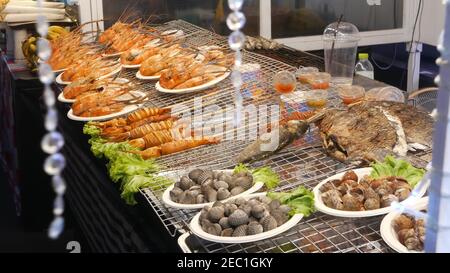 National asiatique exotique prêt à manger des fruits de mer à la nuit rue marché aire de restauration en Thaïlande. Délicieux crevettes grillées ou crevettes et autres en-cas Banque D'Images