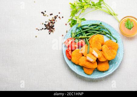 Délicieux nuggets de poulet avec du niébé et de la tomate.espace de copie Banque D'Images