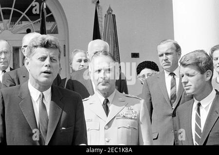 Cérémonie d'assermentation, général Maxwell Taylor, Président, JCS, 12 h 00. Le Président John F. Kennedy (à gauche) prononce des remarques lors de la cérémonie d'assermentation du général Maxwell D. Taylor en tant que Président des chefs d'état-major interarmées (JCS). En regardant, en commençant par l'arrière (de gauche à droite) : l'amiral Arthur W. Radford; le secrétaire de la Marine, Fred Korth (pour la plupart caché); le général Nathan F. Twining; le secrétaire de l'Armée de l'Air, Eugene M. Zuckert (partiellement caché); le général Taylor; Pearle Davenport Taylor (à l'arrière, partiellement caché); Secrétaire adjoint à la Défense, Roswell Gilpatric; Procureur général, Robert F. Ke Banque D'Images