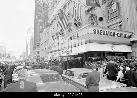 Voyage de campagne du Congrès : Detroit, Michigan, remarques à l'hôtel, visite de la ville, départ. Des foules se rassemblent alors que le président John F. Kennedy prononce des remarques à l'extérieur de l'hôtel Sheraton-Cadillac de Detroit, Michigan, lors d'une campagne du Congrès. Andrew T. Hatcher, attaché de presse associé, se trouve à l'extrême gauche (retour à la caméra). Banque D'Images