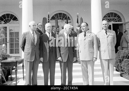 Cérémonie d'assermentation, général Maxwell Taylor, Président, JCS, 12 h 00. Le général Maxwell D. Taylor, récemment nommé Président des chefs d'état-major interarmées (JCS), se tient avec les anciens présidents du JCS au cours de sa cérémonie d'assermentation. De gauche à droite (en premier plan) : le général Omar Bradley; l'amiral Arthur W. Radford; le général Nathan F. Twining; le général Lyman L. Lemnitzer; le général Taylor. Également photographié, en arrière-plan: Le secrétaire de la Marine, Fred Korth; le secrétaire adjoint de la Défense, Roswell Gilpatric; le chef d'état-major de l'Armée des États-Unis, le général Earle G. Wheeler; le procureur général, Robert F. Kennedy ( Banque D'Images