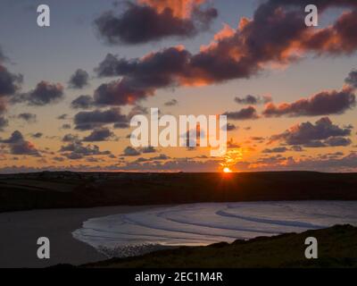 Coucher de soleil sur le Gannel et Crantock, Newquay, Cornwall. Prise de Pentire point. Banque D'Images