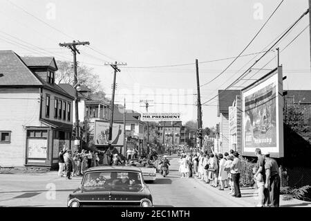 Voyage de campagne du Congrès : Monessen, Pennsylvanie, rallye. Le convoi du président John F. Kennedyu2019s traverse Monessen, en Pennsylvanie, au cours d'un voyage de campagne du Congrès. Les membres de la ligne publique la rue. Banque D'Images