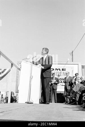 Voyage de campagne du Congrès : Monessen, Pennsylvanie, rallye. Le président John F. Kennedy prononce un discours à l’occasion d’un rassemblement de campagne du Congrès à Monessen, en Pennsylvanie. L'agent du service secret de la Maison Blanche, Floyd Boring, se tient en arrière-plan. Banque D'Images