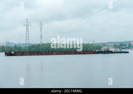 De belles barges depuis un flotteur de hauteur sur la rivière. La barge flotte sur le Dniepr à Kiev. Tonid Banque D'Images