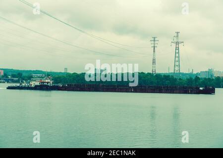 De belles barges depuis un flotteur de hauteur sur la rivière. La barge flotte sur le Dniepr à Kiev. Tonid Banque D'Images