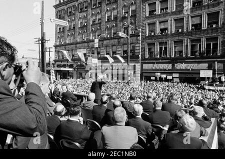 Voyage de campagne du Congrès : Washington, Pennsylvanie, rallye. Le président John F. Kennedy prononce un discours à l'occasion d'un rassemblement de campagne du Congrès au palais de justice du comté de Washington, à Washington, en Pennsylvanie. Banque D'Images