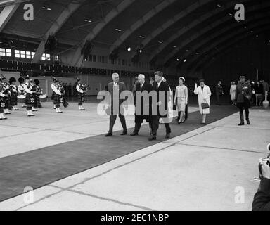 Voyage à Ottawa, Canada : cérémonies de départ, 9 h 45. Le président John F. Kennedy et la première dame Jacqueline Kennedy quittent Ottawa à la suite d'une visite d'État. Marche le long du tapis, de gauche à droite: Le premier ministre du Canada, John G. Diefenbaker; le gouverneur général du Canada, Georges P. Vanier; le président Kennedy; Pauline Archer Vanier, épouse du gouverneur général Vanier, (cachée); Mme Kennedy; Olive Palmer Diefenbaker (épouse du premier ministre Diefenbaker). Hangar de l'escadron de transport 412, Uplands de la station de la Force aérienne royale du Canada, Ottawa (Ontario), Canada. [Photo de Harold Sellers] Banque D'Images