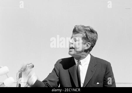 Voyage de campagne du Congrès : Monessen, Pennsylvanie, rallye. Le président John F. Kennedy prononce un discours à l’occasion d’un rassemblement de campagne du Congrès à Monessen, en Pennsylvanie. Banque D'Images