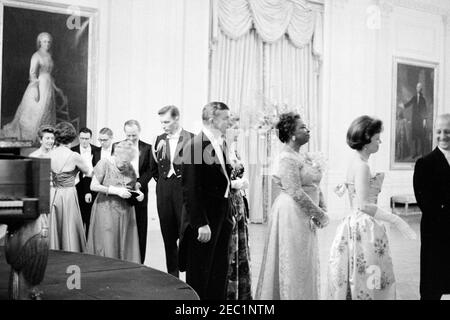 Dîner en l'honneur du vice-président Lyndon B. Johnson (LBJ), président de la Chambre John W. McCormack, u0026 juge en chef Earl Warren, 8 h 00. La Dre Rosa Gragg, présidente de l'Association nationale des clubs de Womenu0027s colorés (troisième à partir de droite), se présente avec d'autres invités sur la ligne de réception lors d'un dîner en l'honneur du vice-président Johnson, du président de la Chambre des représentants John W. McCormack et du juge en chef de la Cour suprême Earl Warren. East Room, White House, Washington, D.C. Banque D'Images