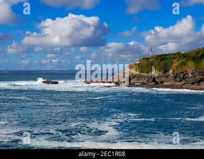 Porthleven, Cornouailles. Falaises à l'ouest du pittoresque village de pêcheurs. L'un des lieux de surf les plus réputés de Grande-Bretagne. Banque D'Images