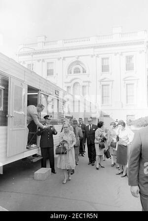 White House, de nouvelles mesures de sécurité des visiteurs sont mises en vigueur. Les visiteurs ramassent leurs sacs et leurs colis enregistrés dans une remorque installée à l'entrée de l'aile est de la Maison Blanche, dans le cadre des nouvelles mesures de sécurité mises en place en réponse à la crise à Cuba. Washington, D.C. Banque D'Images