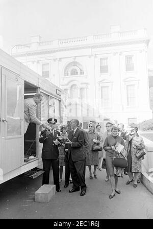 White House, de nouvelles mesures de sécurité des visiteurs sont mises en vigueur. Les visiteurs ramassent leurs sacs et leurs colis enregistrés dans une remorque installée à l'entrée de l'aile est de la Maison Blanche, dans le cadre des nouvelles mesures de sécurité mises en place en réponse à la crise à Cuba. Washington, D.C. Banque D'Images