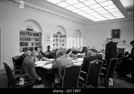 Réunion du Comité exécutif du Conseil national de sécurité (EXCOMM), 10:10. Le Président John F. Kennedy rencontre les membres du Comité exécutif du Conseil national de sécurité (EXCOMM) au sujet de la crise à Cuba. Assis à la table (dans le sens des aiguilles d'une montre en partant du bas à gauche) : Secrétaire adjoint à la défense pour les affaires internationales de sécurité Paul Nitze, Directeur par intérim de l'Agence d'information des États-Unis (USIA) Donald Wilson (partiellement caché), Conseiller spécial du Président Theodore C. Sorensen, adjoint spécial du Président pour la sécurité nationale McGeorge Bundy, Secrétaire du Trésor C. Dougl Banque D'Images