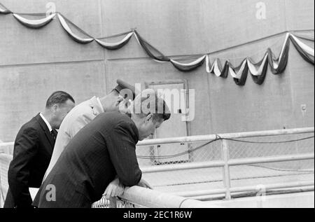 Voyage aux États de l'Ouest : Pierre, Dakota du Sud (barrage d'Oahe), 10:25. Le président John F. Kennedy inspecte la centrale électrique du barrage et du réservoir d'Oahe lors de la cérémonie d'inauguration des damu0027s, sur les rives de la rivière Missouri, près de Pierre, Dakota du Sud. Banque D'Images