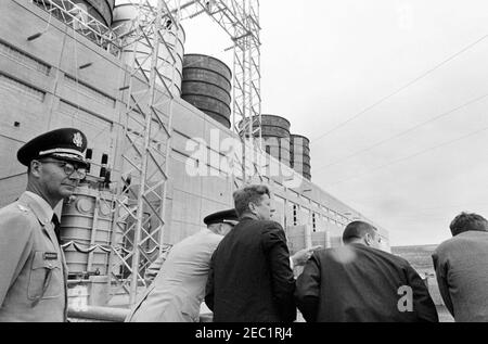 Voyage aux États de l'Ouest : Pierre, Dakota du Sud (barrage d'Oahe), 10:25. Le président John F. Kennedy et d'autres inspectent la centrale électrique du barrage et du réservoir d'Oahe lors de la cérémonie d'inauguration des damu0027s, sur les rives de la rivière Missouri, près de Pierre, Dakota du Sud. Le secrétaire à l'intérieur, Stewart L. Udall, est à droite du président Kennedy; l'ingénieur du district d'Omaha, le colonel Harry G. Woodbury, Jr., est à l'extrême gauche. Banque D'Images