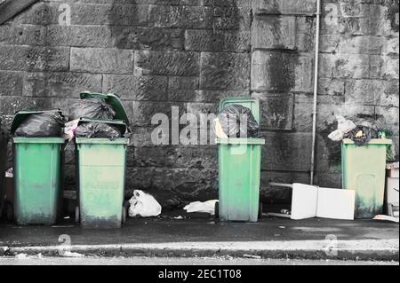 Envolez-vous pour le basculement des déchets et des sacs poubelle noirs dans un quartier résidentiel Banque D'Images