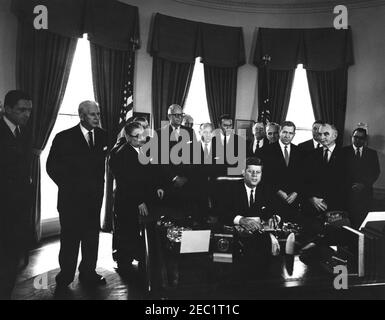 Signature du projet de loi - H.R. 8723 Loi publique 87420, bien-être social u0026 Loi sur la divulgation des régimes de retraite, 10:14AM. Le président John F. Kennedy (assis à son bureau) prononce des observations lors de la signature de la Loi sur la divulgation du bien-être social et des régimes de retraite. Debout (G-D) : le sénateur Claiborne Pell (Rhode Island), le sénateur Paul H. Douglas (Illinois), le député John H. Dent (Pennsylvanie), le sénateur Jennings Randolph de Virginie occidentale (partiellement caché derrière le député Dent), le député James Roosevelt (Californie), le président de la Chambre des représentants John W. McCormack du Massachusetts (partiellement caché derrière le député Roosev Banque D'Images