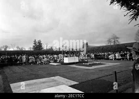 Services funéraires pour Mme Eleanor Roosevelt, Hyde Park, New York. Vue sur les services funéraires d'Eleanor Roosevelt dans le jardin de roses sur le domaine de Roosevelt à Hyde Park, New York. Banque D'Images