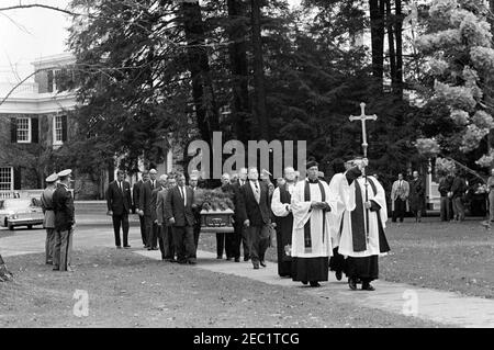 Services funéraires pour Mme Eleanor Roosevelt, Hyde Park, New York. Les pallbearers et les membres du clergé marchent jusqu'au jardin de roses sur le domaine Roosevelt pour les funérailles d'Eleanor Roosevelt. Marche derrière le cercueil : John Aspinwall Roosevelt; Franklin D. Roosevelt, Jr.; le représentant James Roosevelt (Californie). Hyde Park, New York. Banque D'Images