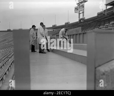 Installation d'une boîte présidentielle au stade municipal de Philadelphie. Installation d'une boîte présidentielle au stade municipal de Philadelphie, en Pennsylvanie, en préparation à la participation du président John F. Kennedyu0027s au match de football de l'Armée de terre et de la Marine de 1962. Agent du service secret de la Maison Blanche, Stu Stout (portant un chapeau), se tient au centre à gauche; tous les autres sont non identifiés. Banque D'Images