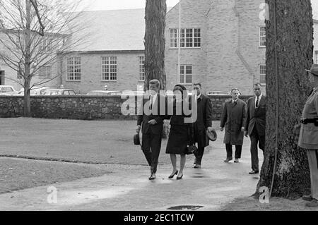 Services funéraires pour Mme Eleanor Roosevelt, Hyde Park, New York. Le président John F. Kennedy et la première dame Jacqueline Kennedy marchent jusqu'à l'église épiscopale Saint-Jamesu2019 pour les funérailles d'Eleanor Roosevelt. Également en photo : agents du service secret de la Maison Blanche, Emory Roberts, Jack Ready et Roy Kellerman. Hyde Park, New York. Banque D'Images