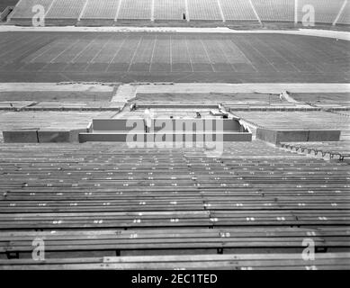 Installation d'une boîte présidentielle au stade municipal de Philadelphie. Vue du stade municipal de Philadelphie, Pennsylvanie, lors de l'installation d'une boîte présidentielle en préparation à la participation du Président John F. Kennedyu0027s au match de football de l'Armée de terre et de la Marine 1962. Banque D'Images