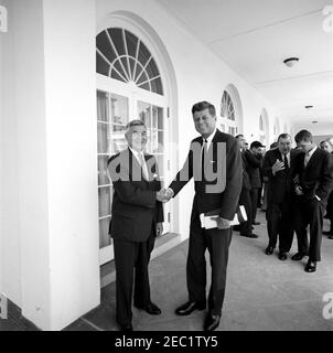 Le Président Kennedy avec le Représentant Leonard Farbstein (New York). Le Président John F. Kennedy tremble la main avec le Représentant Leonard Farbstein (New York) après la présentation d'un rapport de la Commission du Président en exercice sur la délinquance juvénile et la criminalité des jeunes; le Représentant Farbstein et d'autres membres de la commission présentent le rapport au Président Kennedy. À droite, le sénateur Jennings Randolph (Virginie-Occidentale) parle avec le procureur général Robert F. Kennedy; tous les autres sont non identifiés. West Wing Colonnade, Maison Blanche, Washington, D.C. Banque D'Images