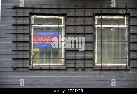 Affiche ouverte rouge illuminée sur la fenêtre de l'atelier Banque D'Images