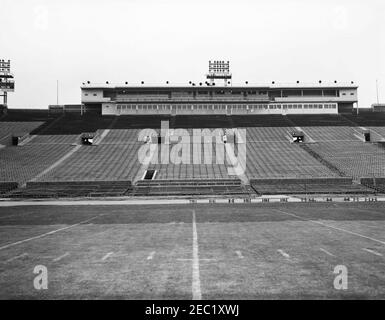 Installation d'une boîte présidentielle au stade municipal de Philadelphie. Vue du stade municipal de Philadelphie, Pennsylvanie, lors de l'installation d'une boîte présidentielle en préparation à la participation du Président John F. Kennedyu0027s au match de football de l'Armée de terre et de la Marine 1962. Banque D'Images