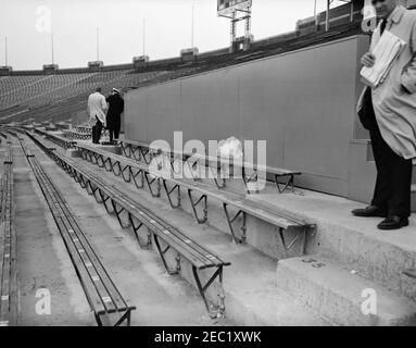 Installation d'une boîte présidentielle au stade municipal de Philadelphie. Vue sur les stands du Municipal Stadium de Philadelphie, Pennsylvanie, lors de l'installation d'une boîte présidentielle en préparation de la participation du Président John F. Kennedyu0027s au match de football de l'Armée de terre et de la Marine de 1962. Toutes les personnes ne sont pas identifiées. Banque D'Images