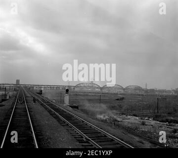 Des wagons de l'armée à Union Station, Saint-Louis, Missouri, sont mis en scène et déplacés en préparation du voyage du Presidentu2019s à Philadelphie pour le match de football de l'Armée de terre-Marine, le 02 décembre 1961. Vue sur les voies ferrées à East St. Louis, Illinois; le personnel de la White House Army signal Agency (WHASA) s'est rendu à Union Station à St. Louis, Missouri, pour préparer les wagons de l'armée des États-Unis pour le voyage du Président John F. Kennedyu2019s à Philadelphie pour le match de football Army-Navy le 2 décembre 1961. Le pont MacArthur, qui s'étend sur le fleuve Mississippi, est visible en arrière-plan. [Photo de H Banque D'Images