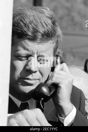 Voyage de campagne du Congrès : McKeesport, Pennsylvanie, rallye. Le président John F. Kennedy parle au téléphone au parking municipal de l'hôtel de ville de McKeesport, en Pennsylvanie, lors d'un voyage de campagne au Congrès. Banque D'Images