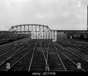 Des wagons de l'armée à Union Station, Saint-Louis, Missouri, sont mis en scène et déplacés en préparation du voyage du Presidentu2019s à Philadelphie pour le match de football de l'Armée de terre-Marine, le 02 décembre 1961. Vue sur les voies ferrées et un pont près de Union Station à Saint Louis, Missouri; Le personnel de la White House Army signal Agency (WHASA) s'est rendu à Union Station à St. Louis, Missouri, pour préparer les wagons de l'Armée des États-Unis pour le voyage du Président John F. Kennedyu2019s à Philadelphie pour le match de football de l'Armée-Marine le 2 décembre 1961. [Photo de Harold Sellers] Banque D'Images