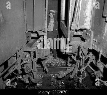 Des wagons de l'armée à Union Station, Saint-Louis, Missouri, sont mis en scène et déplacés en préparation du voyage du Presidentu2019s à Philadelphie pour le match de football de l'Armée de terre-Marine, le 02 décembre 1961. Le personnel de la White House Army signal Agency (WHASA) prépare les wagons de l'Armée des États-Unis à Union Station à St. Louis, Missouri, pour le voyage du Président John F. Kennedyu2019s à Philadelphie pour le match de football de l'Armée-Marine le 2 décembre 1961. [Photo de Harold Sellers] Banque D'Images