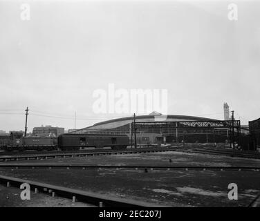 Des wagons de l'armée à Union Station, Saint-Louis, Missouri, sont mis en scène et déplacés en préparation du voyage du Presidentu2019s à Philadelphie pour le match de football de l'Armée de terre-Marine, le 02 décembre 1961. Vue des trains de l'armée des États-Unis à la gare Union à St. Louis, Missouri; le personnel de la White House Army signal Agency (WHASA) s'est rendu à St. Louis pour préparer les wagons de l'armée des États-Unis pour le voyage du Président John F. Kennedyu2019s à Philadelphie pour le match de football de l'Armée de la Marine le 2 décembre 1961. [Photo de Harold Sellers] Banque D'Images