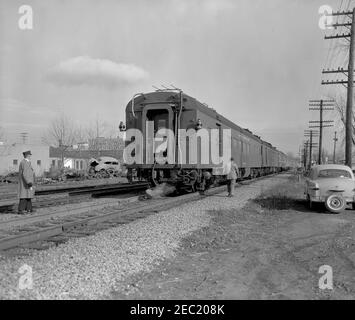 Des wagons de l'armée à Union Station, Saint-Louis, Missouri, sont mis en scène et déplacés en préparation du voyage du Presidentu2019s à Philadelphie pour le match de football de l'Armée de terre-Marine, le 02 décembre 1961. Un train de l'armée des États-Unis se trouve sur une piste près de St. Louis, Missouri; le personnel de l'Agence de signalisation de l'armée de la Maison Blanche (WHASA) s'est rendu à la gare Union de St. Louis pour préparer les wagons de l'armée des États-Unis pour le voyage du Président John F. Kennedyu2019s à Philadelphie pour le match de football de l'Armée-Marine le 2 décembre 1961. [Photo de Harold Sellers] Banque D'Images