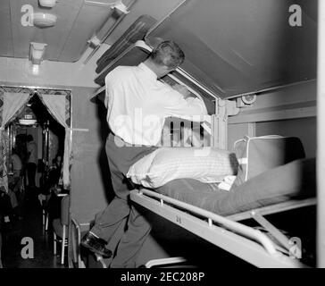 Des wagons de l'armée à Union Station, Saint-Louis, Missouri, sont mis en scène et déplacés en préparation du voyage du Presidentu2019s à Philadelphie pour le match de football de l'Armée de terre-Marine, le 02 décembre 1961. Le personnel de la White House Army signal Agency (WHASA) prépare les wagons de l'Armée des États-Unis à Union Station à St. Louis, Missouri, pour le voyage du Président John F. Kennedyu2019s à Philadelphie pour le match de football de l'Armée-Marine le 2 décembre 1961. [Photo de Harold Sellers] Banque D'Images