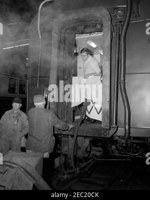 Des wagons de l'armée à Union Station, Saint-Louis, Missouri, sont mis en scène et déplacés en préparation du voyage du Presidentu2019s à Philadelphie pour le match de football de l'Armée de terre-Marine, le 02 décembre 1961. Le personnel de la White House Army signal Agency (WHASA) prépare les wagons de l'Armée des États-Unis à Union Station à St. Louis, Missouri, pour le voyage du Président John F. Kennedyu2019s à Philadelphie pour le match de football de l'Armée-Marine le 2 décembre 1961. [Photo de Harold Sellers] Banque D'Images