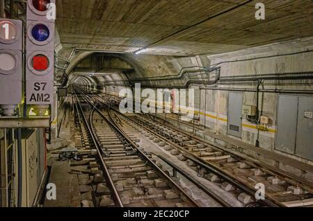 Tunnel souterrain pour le métro qui mène au fond. Vue en métro. Transport ferroviaire Banque D'Images