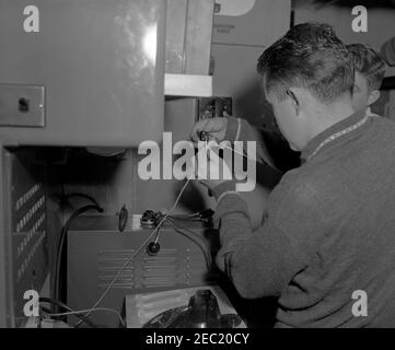 Des wagons de l'armée à Union Station, Saint-Louis, Missouri, sont mis en scène et déplacés en préparation du voyage du Presidentu2019s à Philadelphie pour le match de football de l'Armée de terre-Marine, le 02 décembre 1961. Le personnel de la White House Army signal Agency (WHASA) prépare les wagons de l'Armée des États-Unis à Union Station à St. Louis, Missouri, pour le voyage du Président John F. Kennedyu2019s à Philadelphie pour le match de football de l'Armée-Marine le 2 décembre 1961. [Photo de Harold Sellers] Banque D'Images