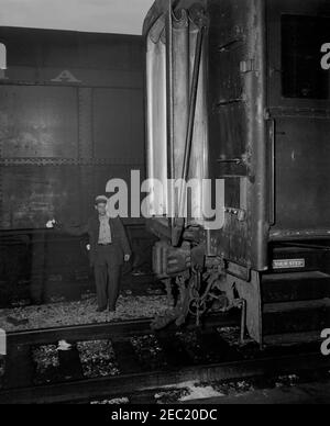 Des wagons de l'armée à Union Station, Saint-Louis, Missouri, sont mis en scène et déplacés en préparation du voyage du Presidentu2019s à Philadelphie pour le match de football de l'Armée de terre-Marine, le 02 décembre 1961. Le personnel de la White House Army signal Agency (WHASA) prépare les wagons de l'Armée des États-Unis à Union Station à St. Louis, Missouri, pour le voyage du Président John F. Kennedyu2019s à Philadelphie pour le match de football de l'Armée-Marine le 2 décembre 1961. [Photo de Harold Sellers] Banque D'Images