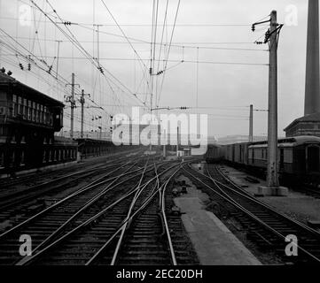 Des wagons de l'armée à Union Station, Saint-Louis, Missouri, sont mis en scène et déplacés en préparation du voyage du Presidentu2019s à Philadelphie pour le match de football de l'Armée de terre-Marine, le 02 décembre 1961. Vue sur les voies ferrées de la gare Union Station à St. Louis, Missouri; le personnel de la White House Army signal Agency (WHASA) s'est rendu à la gare Union de St. Louis pour préparer les wagons de l'armée des États-Unis pour le voyage du Président John F. Kennedyu2019s à Philadelphie pour le match de football Army-Navy le 2 décembre 1961. [Photo de Harold Sellers] Banque D'Images