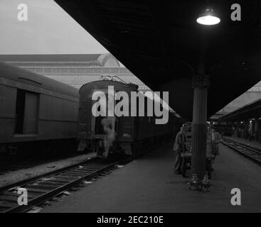 Des wagons de l'armée à Union Station, Saint-Louis, Missouri, sont mis en scène et déplacés en préparation du voyage du Presidentu2019s à Philadelphie pour le match de football de l'Armée de terre-Marine, le 02 décembre 1961. Des trains sont installés à la gare Union Station de St. Louis, Missouri, alors que le personnel de la Maison Blanche Army signal Agency (WHASA) prépare les wagons de l'Armée des États-Unis pour le voyage du Président John F. Kennedyu2019s à Philadelphie pour le match de football Armée-Marine le 2 décembre 1961. [Photo de Harold Sellers] Banque D'Images